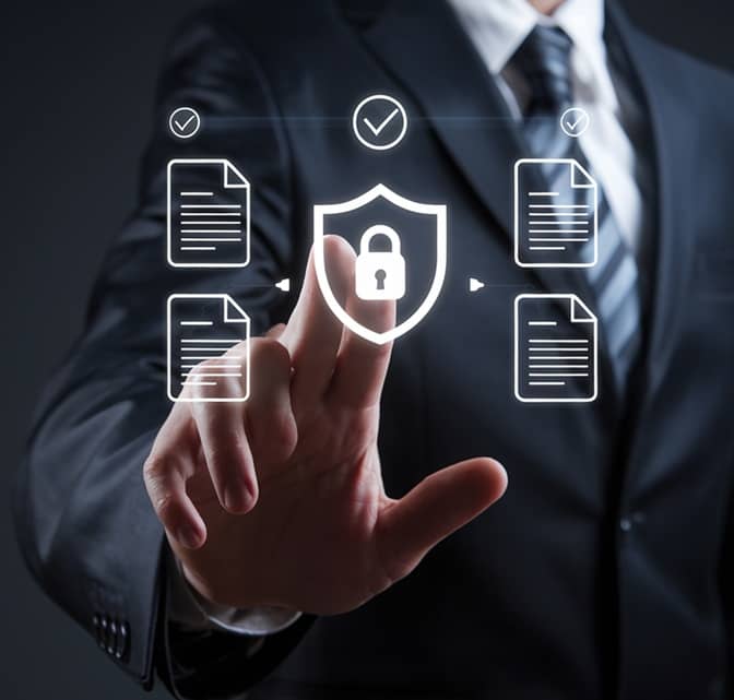 Geschäftsmann tippt auf virtuelles Datenschutz-Symbol mit Schloss – Sicherheit von sensiblen Unternehmensdaten