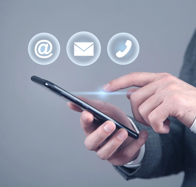 Kontakt: per E-Mail, Nachricht oder Anruf – Geschäftskunde tippt auf ein Smartphone
