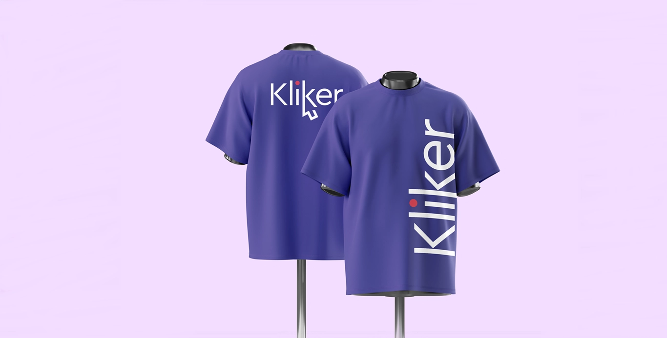 Lila T-Shirt mit weißem Aufdruck Kliker – Textildruck in München