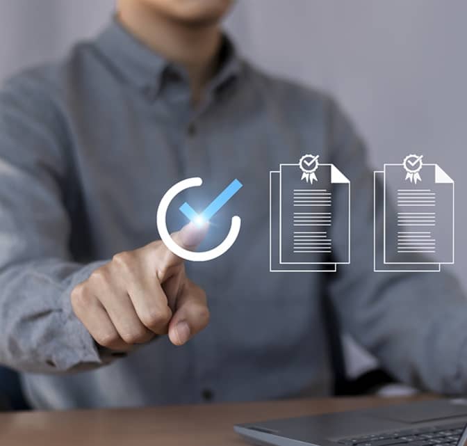 Person tippt auf digitales Häkchen-Symbol neben virtuellen Vertragsdokumenten – Symbol für Impressum und rechtliche Sicherheit