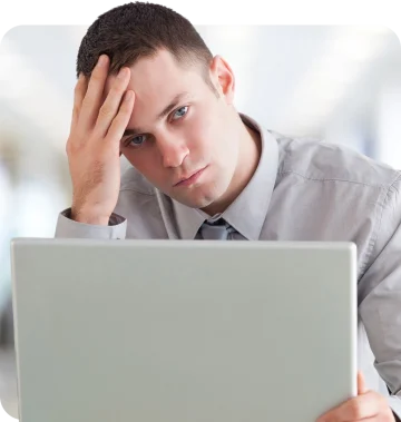 Neue Website erstellen lassen und bessere Kunden erreichen Geschäftsmann sucht nach einer Lösung am Laptop – neue Website erstellen lassen und bessere Kunden erreichen