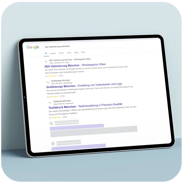 Tablet mit Google-Suchergebnissen für „SEO Optimierung München“, Website der Werbeagentur erscheint auf den Top-Positionen.