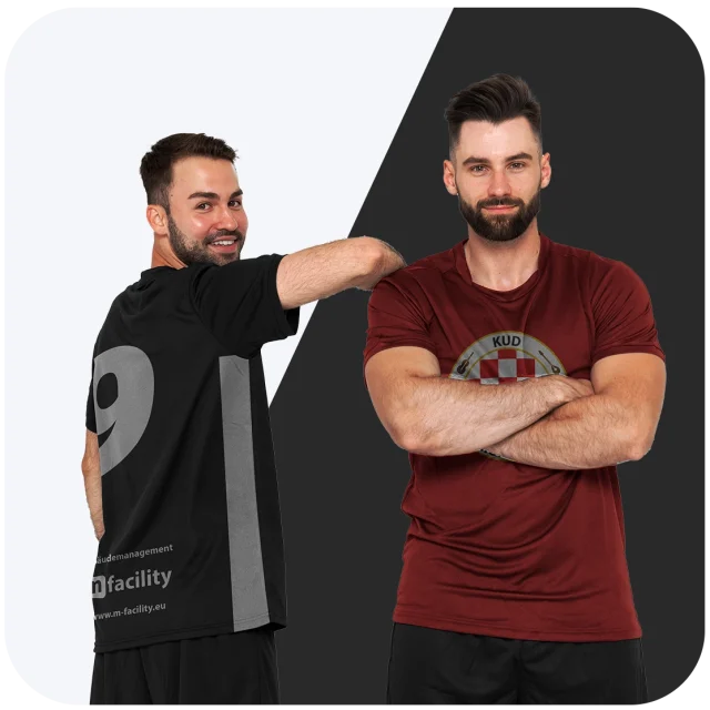 Zwei Männer präsentieren individuell bedruckte Sportshirts – einer mit Firmenlogo und Nummer auf der Rückseite, der andere mit Vereinslogo auf der Vorderseite.